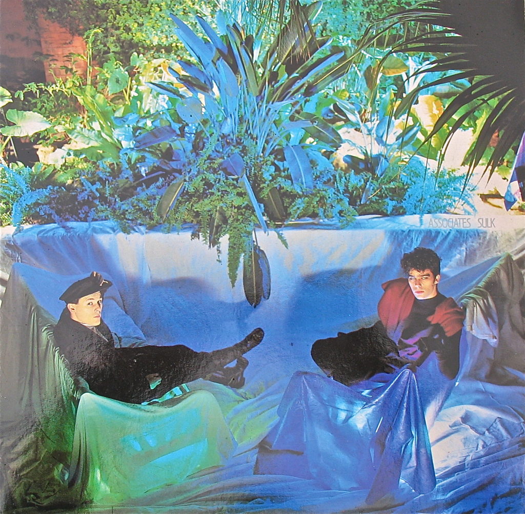 Musique Journal -   Psychédélie, kraftwerkisme et cabaret : on ne parle pas assez des Associates