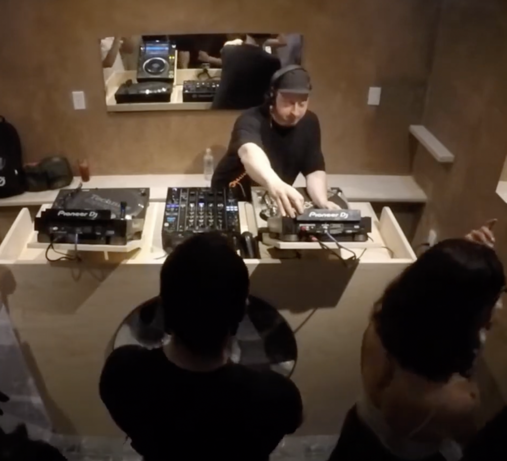 Musique Journal -   En direct du mix de six heures joué par Kode9 pour les 20 ans de Hyperdub